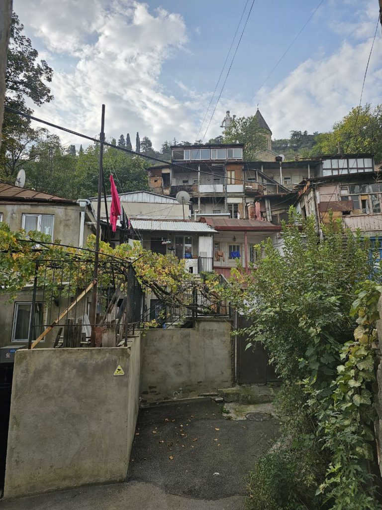 Прогулка по Тбилиси вид из окна